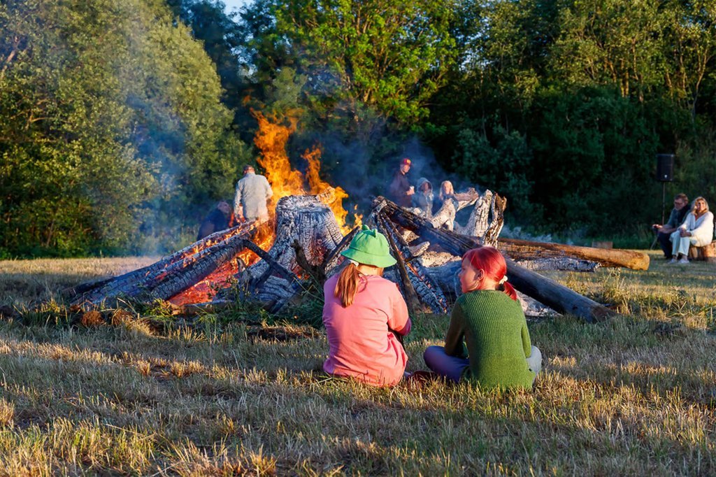 Maarahva leedotuli, lapsed istuvad lõkke ääres