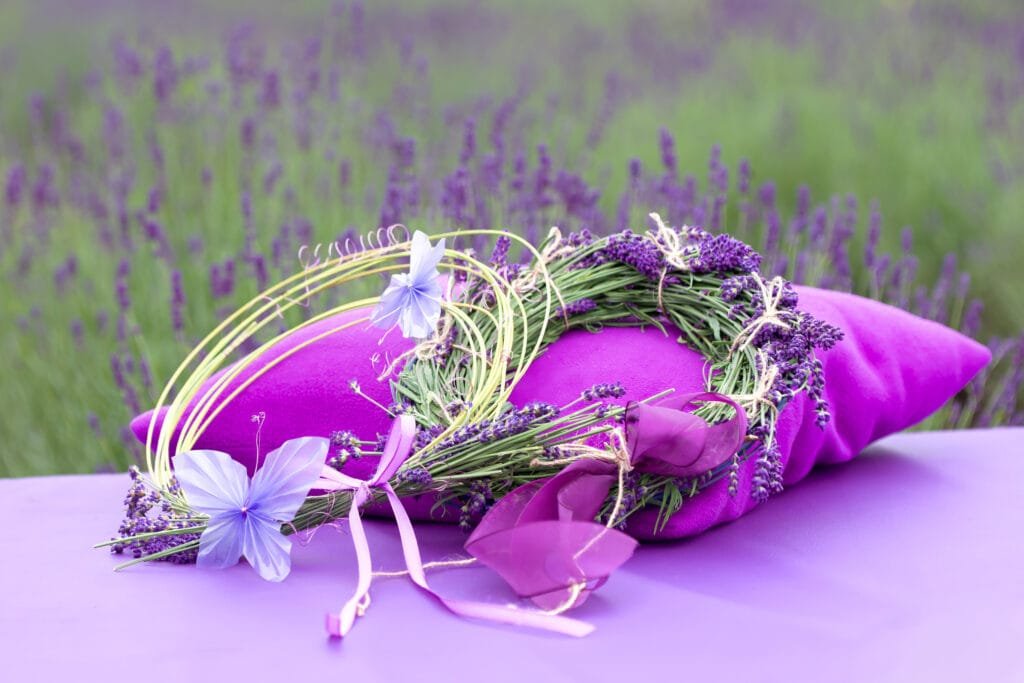 Lavendlipärjad padjal keset lavendlipõldu